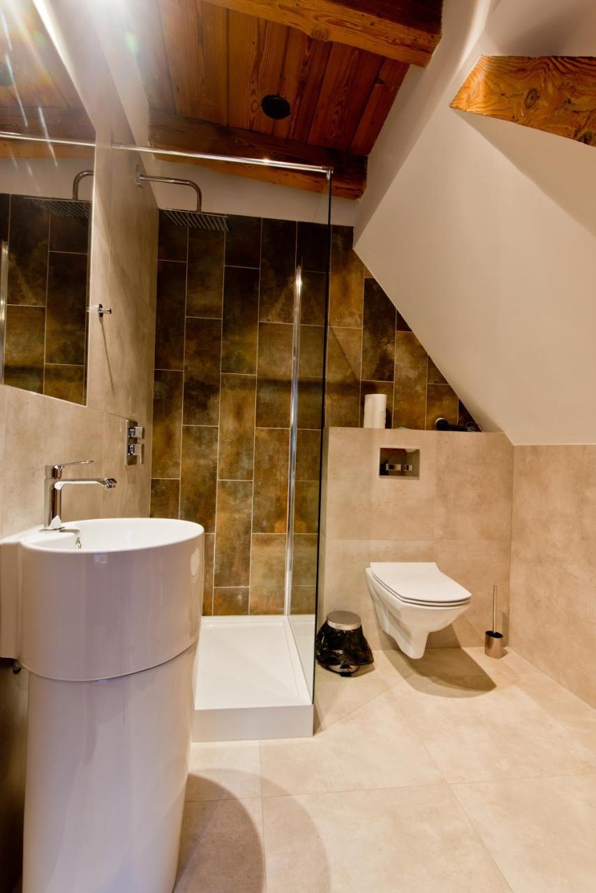 Apartsuites I Sorau Żary Exterior foto A wet room